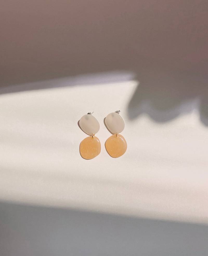 Apricot Neutral Organic Stein Tropfen Baumeln | Durchscheinend Polymer Clay Ohrringe von LoLoAndCloudy