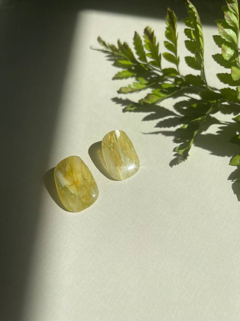 Gelb Grüner Citrin Fluss Edelstein Ohrstecker | Hypoallergener Ohrring Aus Polymer Clay von LoLoAndCloudy