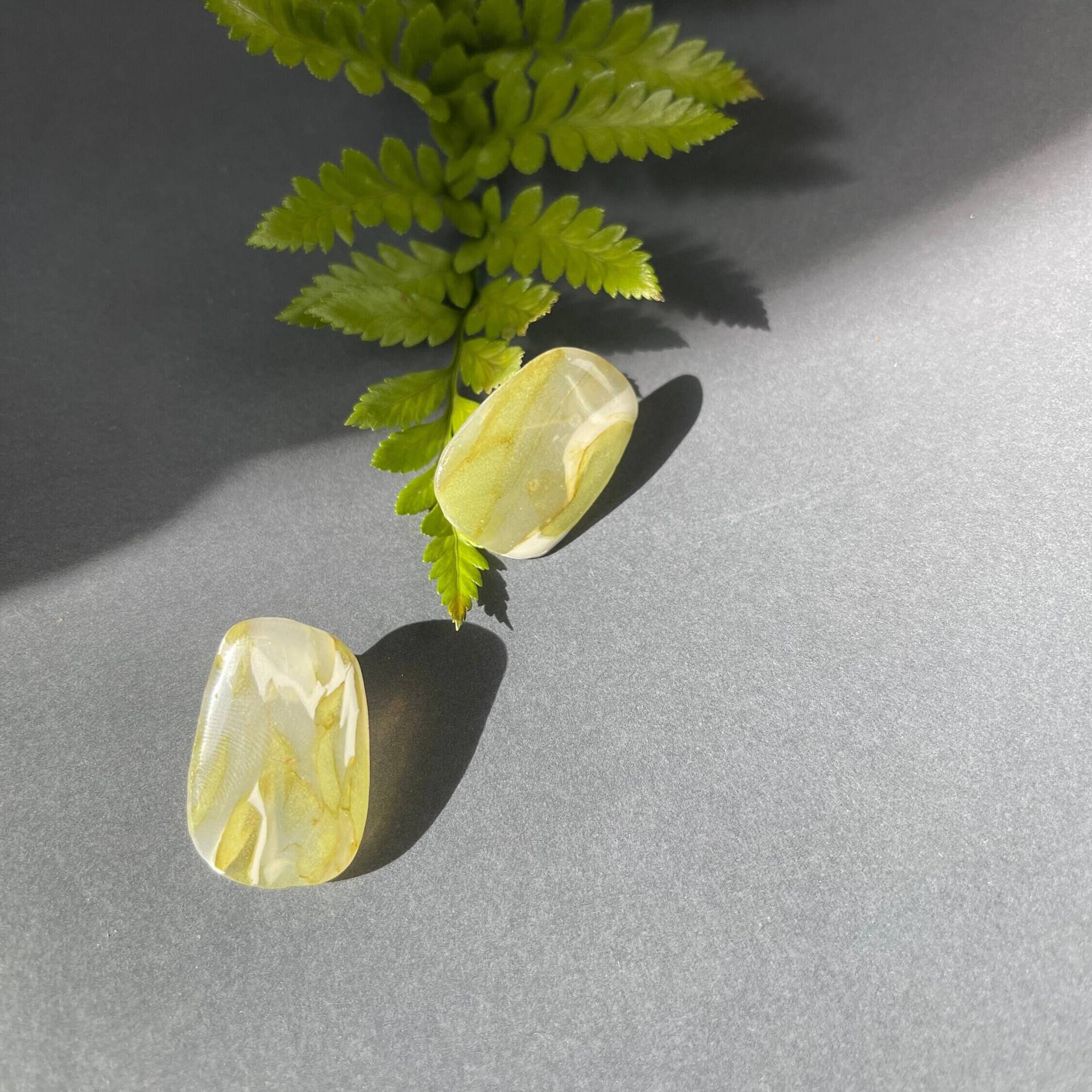 Grüner Strukturierter Stein Ohrstecker | Durchscheinende Polymer Clay Hypoallergen Grüner Strukturierter Stein Ohrstecker | Durchscheinende Polymer Clay Hypoallergen von LoLoAndCloudy