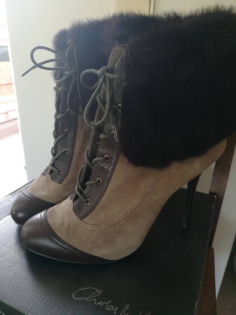 Fab Charles Keith Leder Wildleder Echtpelz Spitzen High Heel Booties. Größe 40 Chic von LoPasadoEsPasado