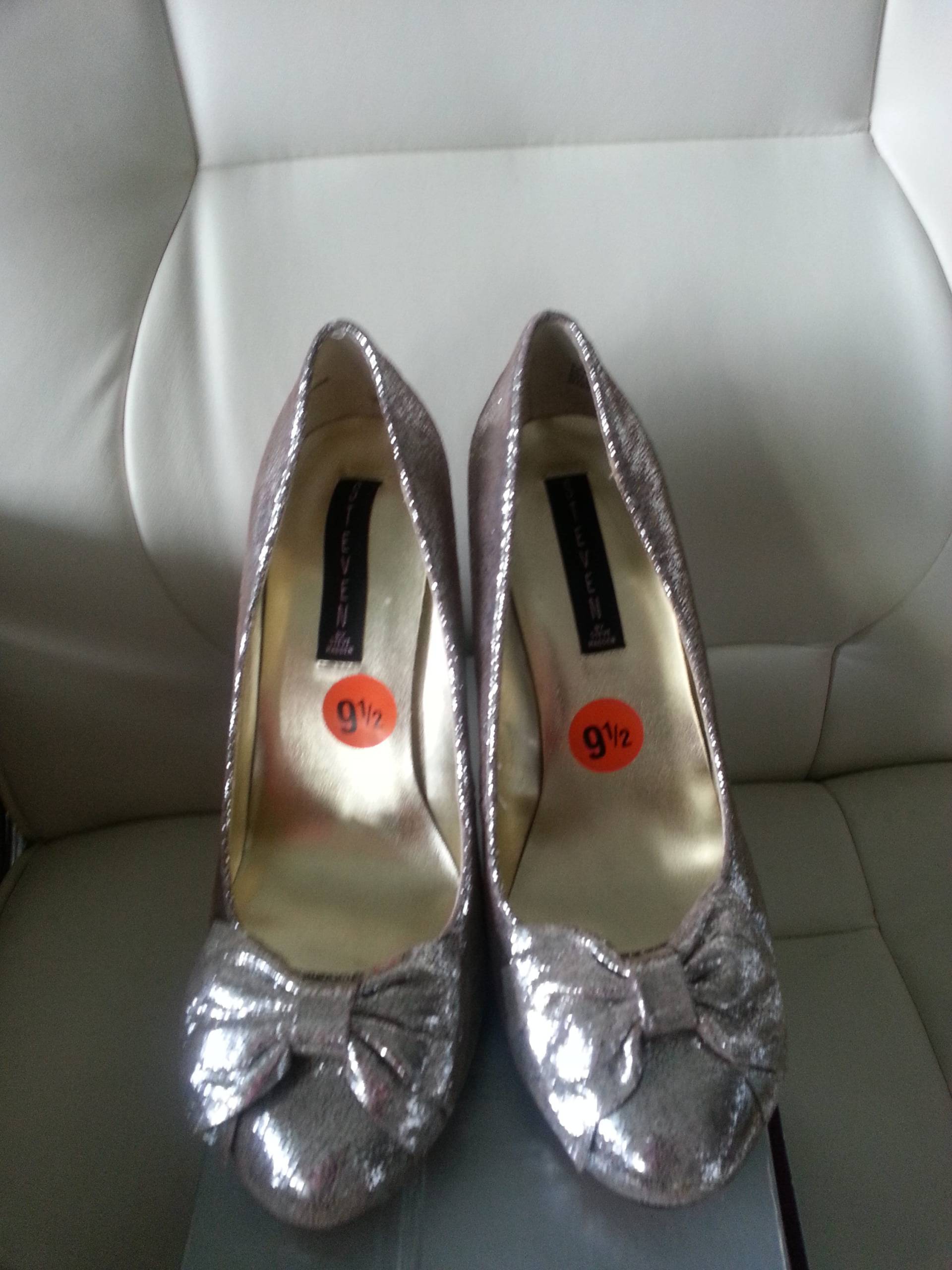 Fab Steven Madden Silberfarbene Leder High Heels. Größe 9 1/2. Neu. Schick von LoPasadoEsPasado