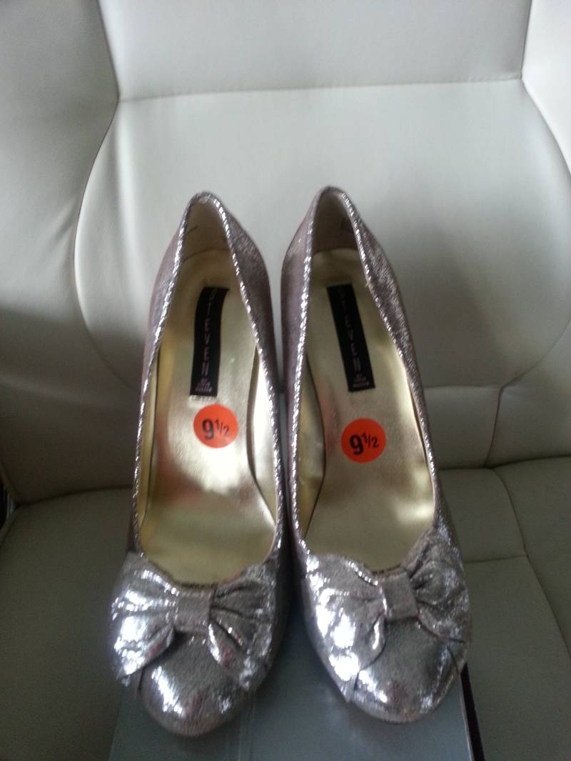 Fab Steven Madden Silberfarbene Leder High Heels. Größe 9 1/2. Neu. Schick von LoPasadoEsPasado