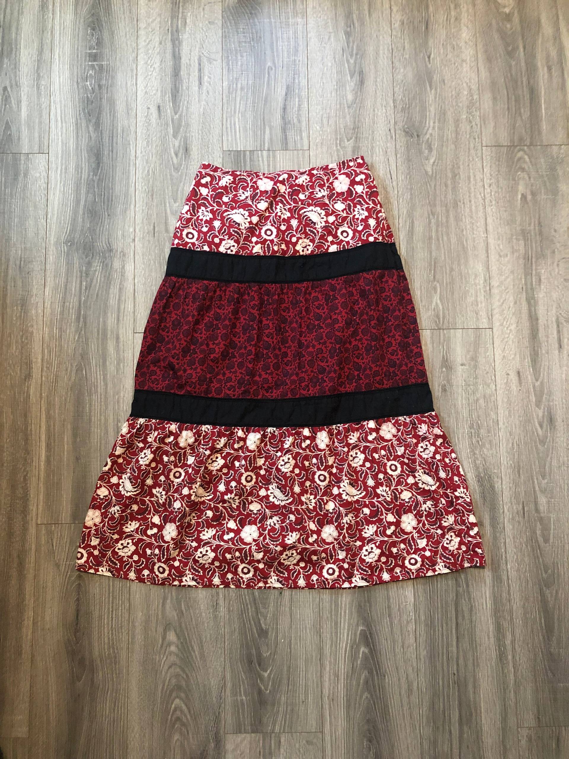 Boho Damen Schwarz-Rot Floraler Maxirock, Beige Und Maroon Inspirierter High Waisted Maxi Rock, Größe 8 Rock von LoVintage716