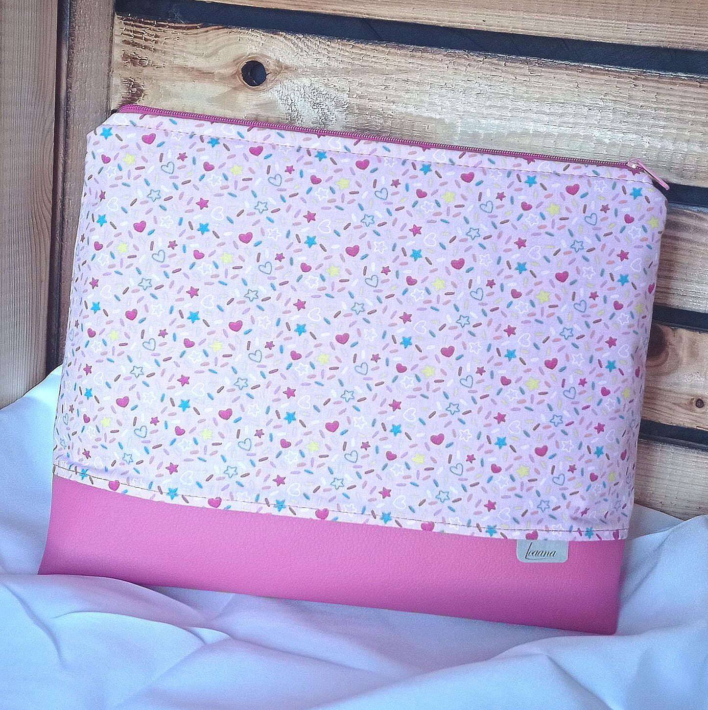 Kosmetiktasche, Kulturtasche, Schminktasche, Rosa, Pink, Herzen, Sterne, Baumwolle, Kunstleder Kosmetiktasche, Kulturtasche, Schminktasche, Rosa, Pink, Herzen, Sterne, Baumwolle, Kunstleder von LoaanaShop