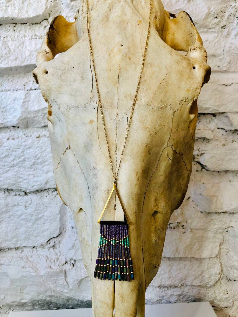 Hand Perlen Dreieck Halskette Mit Lila Und Smaragd von Loamandtheloom