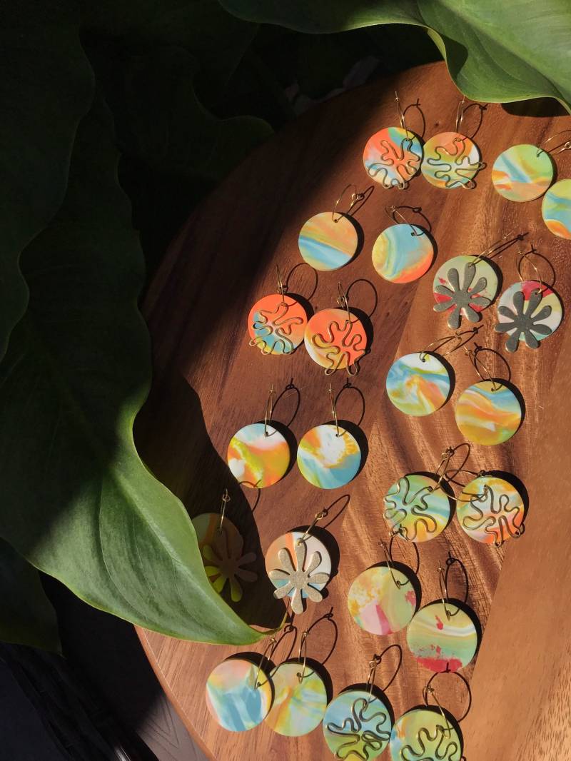 Boho Messing Creolen Handgemachte Polymer Clay Regenbogen Gänseblümchen Charms von LobosMade