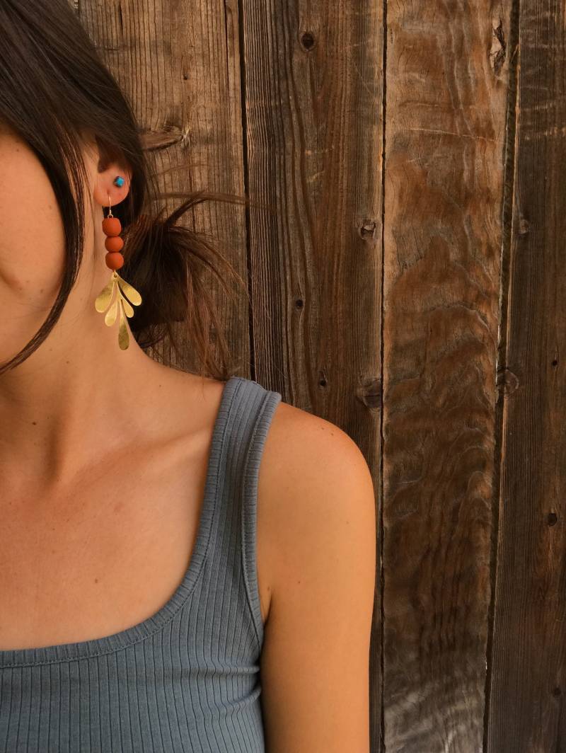 Boho Messing Blatt Ohrringe Polymer Clay Perlen, Hypoallergen von LobosMade