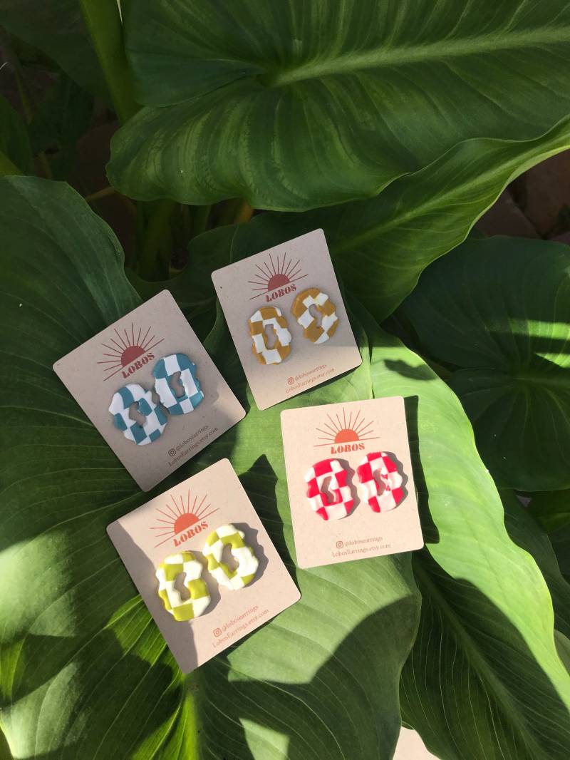 Checker Print Ohrstecker | Handgefertigt Mit Polymer Clay Hypoallergen Bunt & Funky Schachbrett Design Retro Groovy von LobosMade