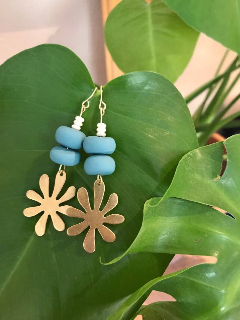 Handgemachte Messingblumen Ohrringe Boho Polymer Clay Perlen, Hypoallergen von LobosMade