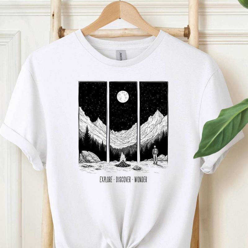 Erforschen - Entdecken Staunen | Fernweh, Wandern, Outdoor Style T-Shirt Weiß Erforschen - Entdecken Staunen | Fernweh, Wandern, Outdoor Style T-Shirt Weiß von LobsangJordhenStudio