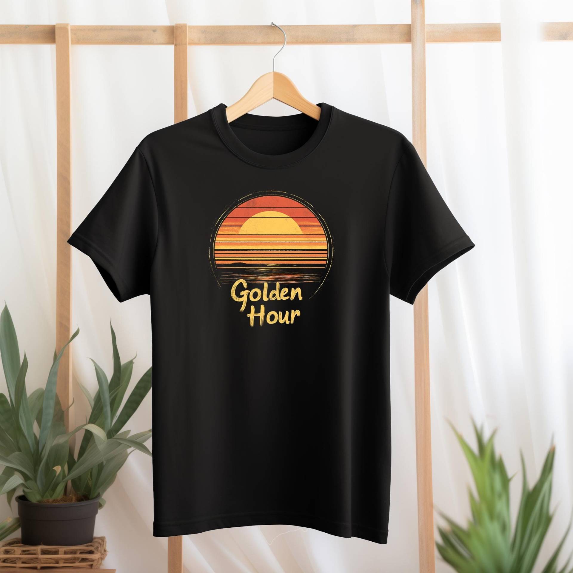 Goldene Stunde | T-Shirt Im Vintage-Stil Goldene Stunde | T-Shirt Im Vintage-Stil von LobsangJordhenStudio