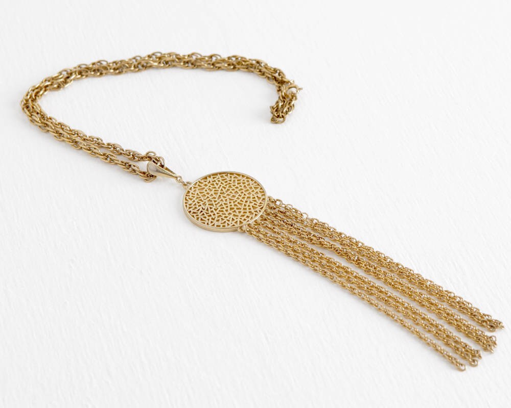 Jahrgang 1960 Runde Gold Medaillon Halskette Mit Hängenden Ketten Jahrgang 1960 Runde Gold Medaillon Halskette Mit Hängenden Ketten von LobsterBisqueVintage