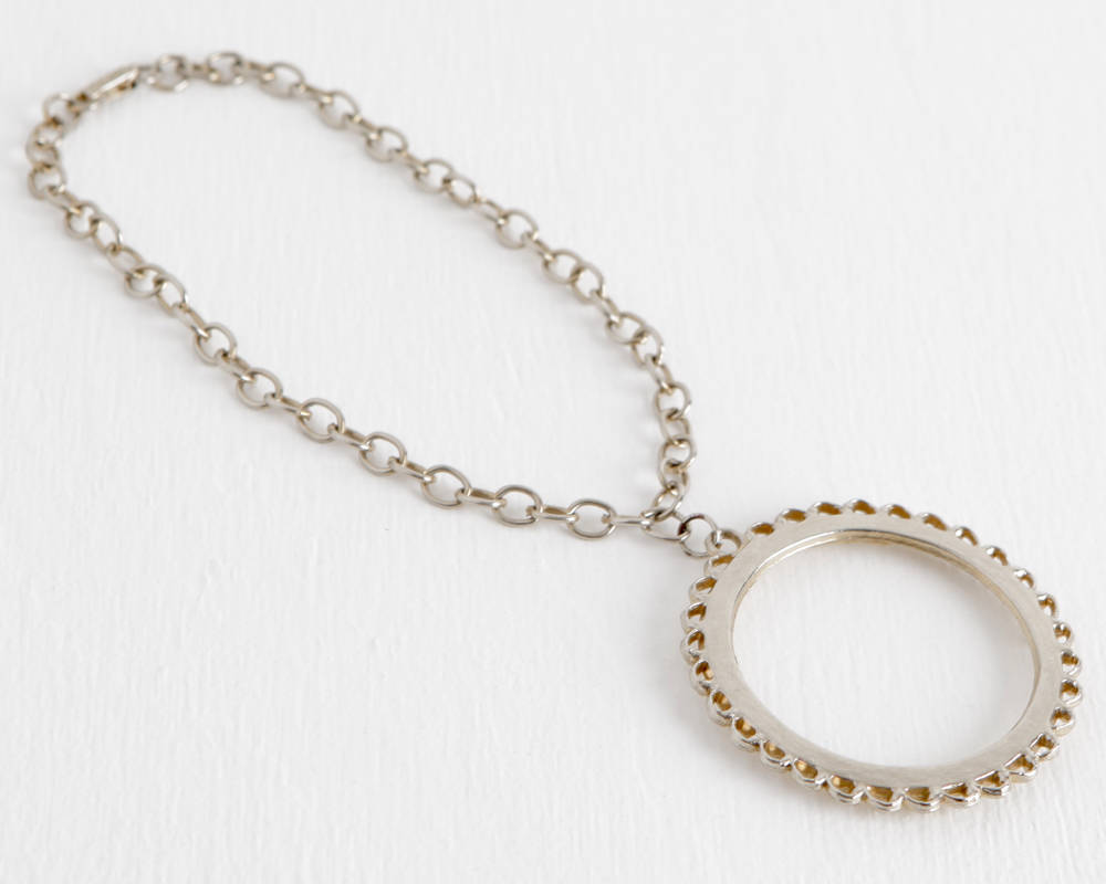 Jahrgang 1970Er Jahren Offenen Kreis Halskette Mit Faltschließe, Große Anhänger Jahrgang 1970Er Jahren Offenen Kreis Halskette Mit Faltschließe, Große Anhänger von LobsterBisqueVintage