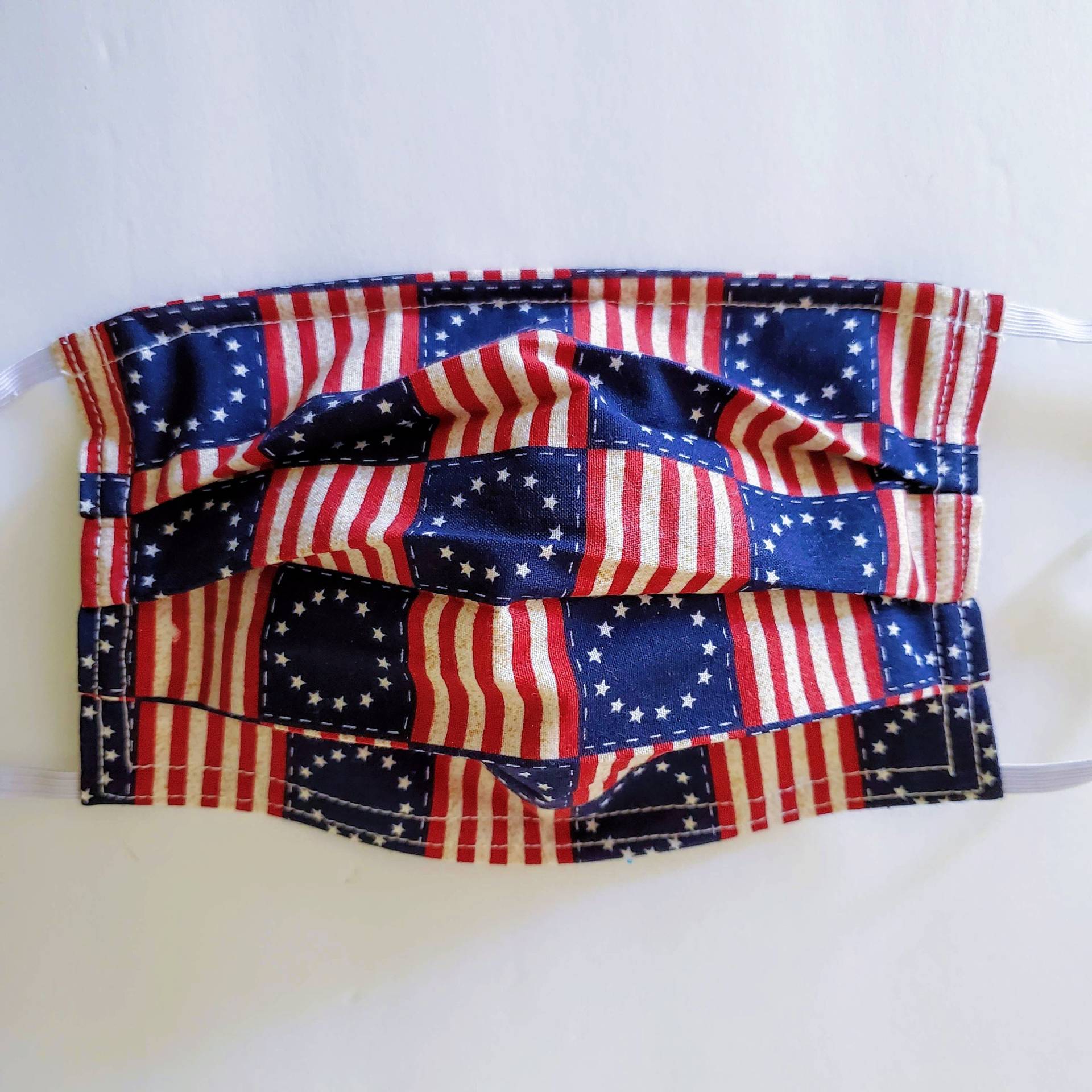 Betsy Ross Wiederverwendbare Maske Betsy Ross Wiederverwendbare Maske von LochNessLocker
