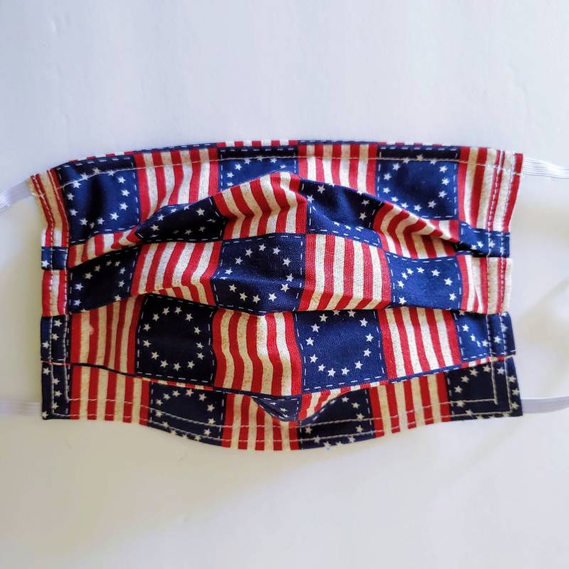 Betsy Ross Wiederverwendbare Maske Betsy Ross Wiederverwendbare Maske von LochNessLocker