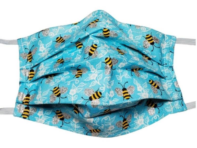 Funkelnde Blaue Bienenmaske Handgefertigte Wiederverwendbare Verstellbare Gesichtsmaske Mit Nasenklemmendraht Und Filterfachdoppelschicht 100% Funkelnde Blaue Bienenmaske Handgefertigte Wiederverwendbare Verstellbare Gesichtsmaske Mit Nasenklemmendraht Und Filterfachdoppelschicht 100% von LochNessLocker