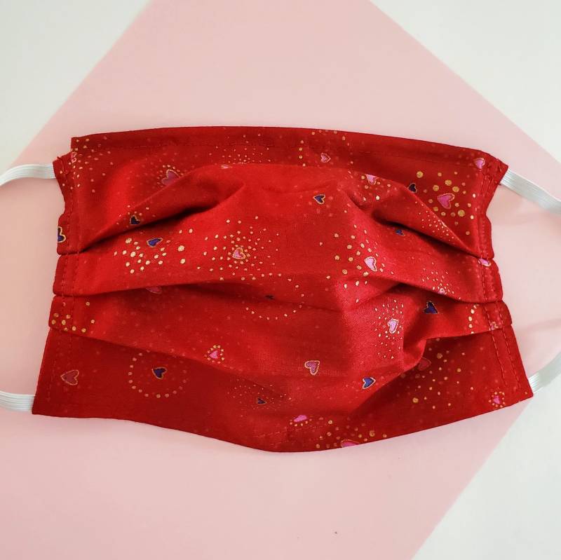 Golden Heart Wiederverwendbare Gesichtsmaske Mit Nasenklemme Und Filterfach Golden Heart Wiederverwendbare Gesichtsmaske Mit Nasenklemme Und Filterfach von LochNessLocker