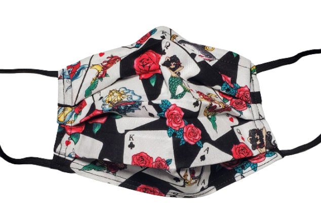 Jokers & Wild Roses Vegas Poker Face Einstellbare Wiederverwendbare Gesichtsmaske Mit Nasenklemme Draht Und Filterfach Jokers & Wild Roses Vegas Poker Face Einstellbare Wiederverwendbare Gesichtsmaske Mit Nasenklemme Draht Und Filterfach von LochNessLocker