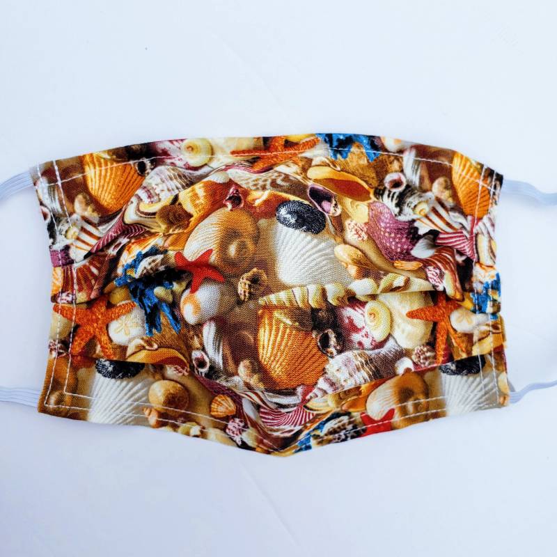 Lindsey Verkauft Sea Shells Wiederverwendbare Gesichtsmaske Mit Nasen-Klemmdraht Und Filterfach Lindsey Verkauft Sea Shells Wiederverwendbare Gesichtsmaske Mit Nasen-Klemmdraht Und Filterfach von LochNessLocker