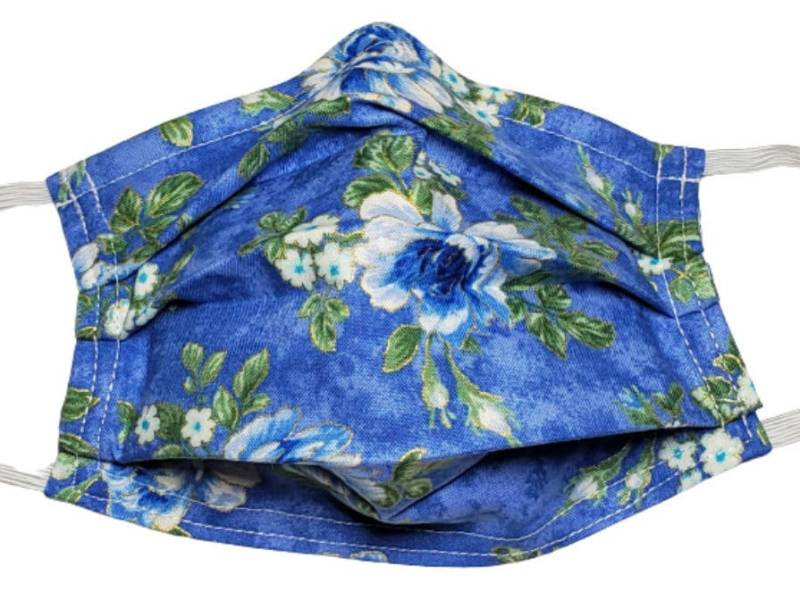 Metallic Blue Roses Wiederverwendbare Verstellbare Gesichtsmaske Mit Nasenklemme Draht Und Filterfach Metallic Blue Roses Wiederverwendbare Verstellbare Gesichtsmaske Mit Nasenklemme Draht Und Filterfach von LochNessLocker