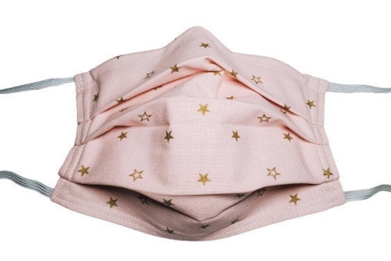 Metallic Gold Stars Auf Pink Wiederverwendbare Gesichtsmaske Mit Nasenklemme Draht Und Filterfach Metallic Gold Stars Auf Pink Wiederverwendbare Gesichtsmaske Mit Nasenklemme Draht Und Filterfach von LochNessLocker