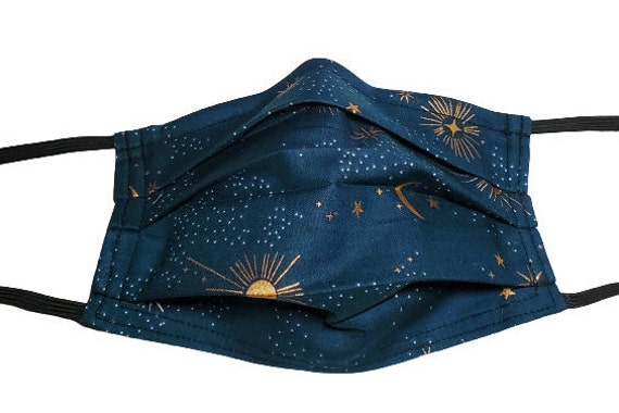 Metallic Stars & Cosmos Wiederverwendbare Gesichtsmaske Mit Nasenklemmendraht Und Filterfach Metallic Stars & Cosmos Wiederverwendbare Gesichtsmaske Mit Nasenklemmendraht Und Filterfach von LochNessLocker