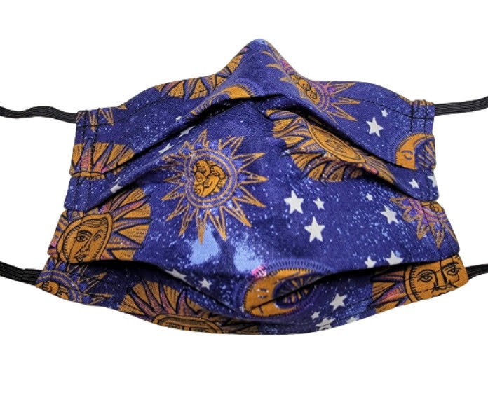 Metallic Suns & Moons Mask Wiederverwendbare Verstellbare Gesichtsmaske Mit Nasenklemmendraht Und Filterfach Metallic Suns & Moons Mask Wiederverwendbare Verstellbare Gesichtsmaske Mit Nasenklemmendraht Und Filterfach von LochNessLocker