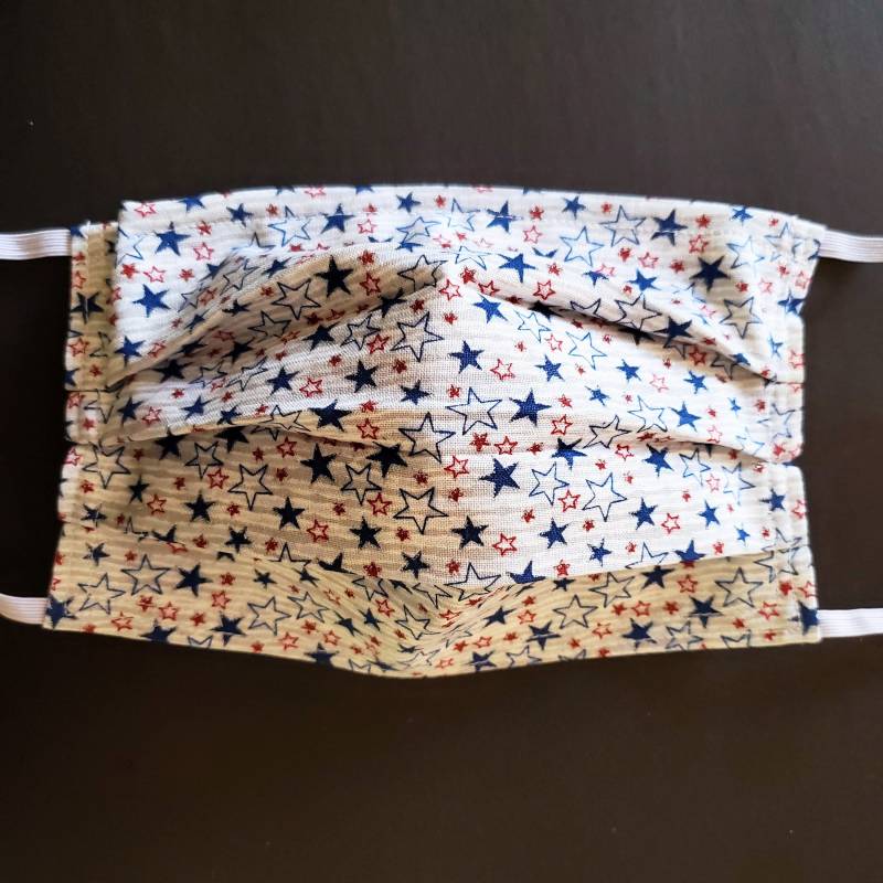 Rot, Weiß Und Blau Funkelnde Sterne Wiederverwendbare Verstellbare Gesichtsmaske Mit Filterfach Nasenklemmendraht Rot, Weiß Und Blau Funkelnde Sterne Wiederverwendbare Verstellbare Gesichtsmaske Mit Filterfach Nasenklemmendraht von LochNessLocker