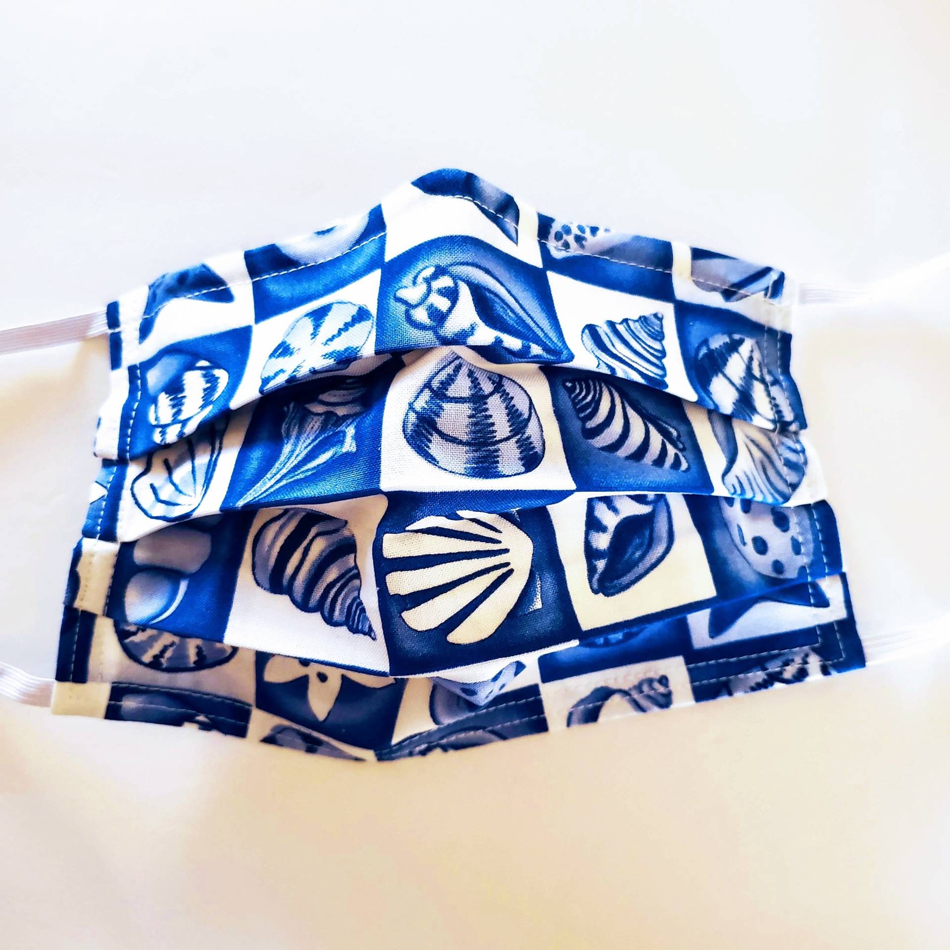 Shell Squares Wiederverwendbare Verstellbare Gesichtsmaske Mit Filterfach Und Nasenklemmendraht Shell Squares Wiederverwendbare Verstellbare Gesichtsmaske Mit Filterfach Und Nasenklemmendraht von LochNessLocker