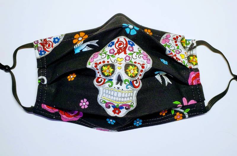 Sparkling Sugar Skulls Wiederverwendbare Verstellbare Gesichtsmaske Mit Filterfach Und Nasenklemmendraht von LochNessLocker