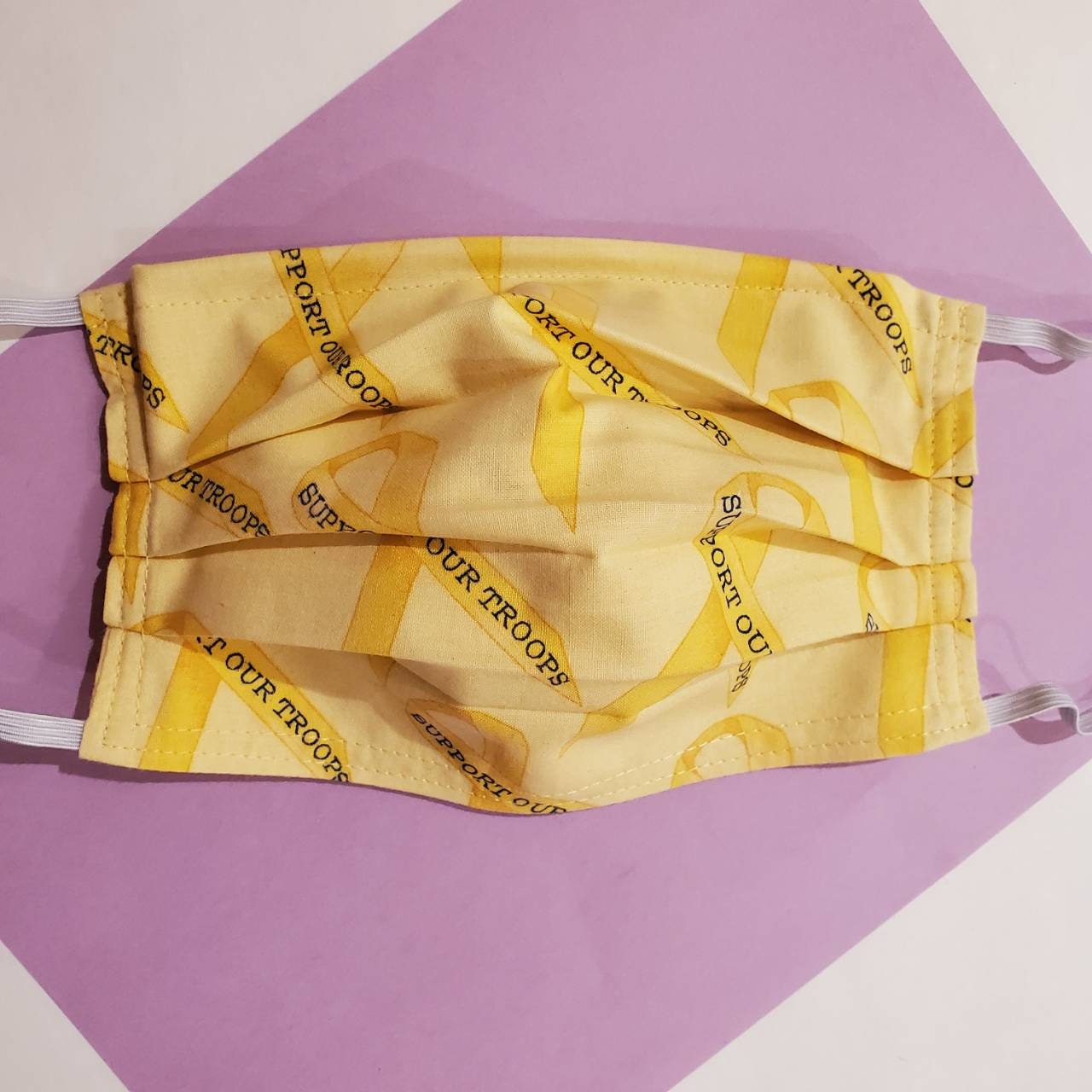 Unterstützen Sie Unsere Troops Ribbon Wiederverwendbare Gesichtsmaske Mit Nasenklemmendraht Und Filterfach Unterstützen Sie Unsere Troops Ribbon Wiederverwendbare Gesichtsmaske Mit Nasenklemmendraht Und Filterfach von LochNessLocker