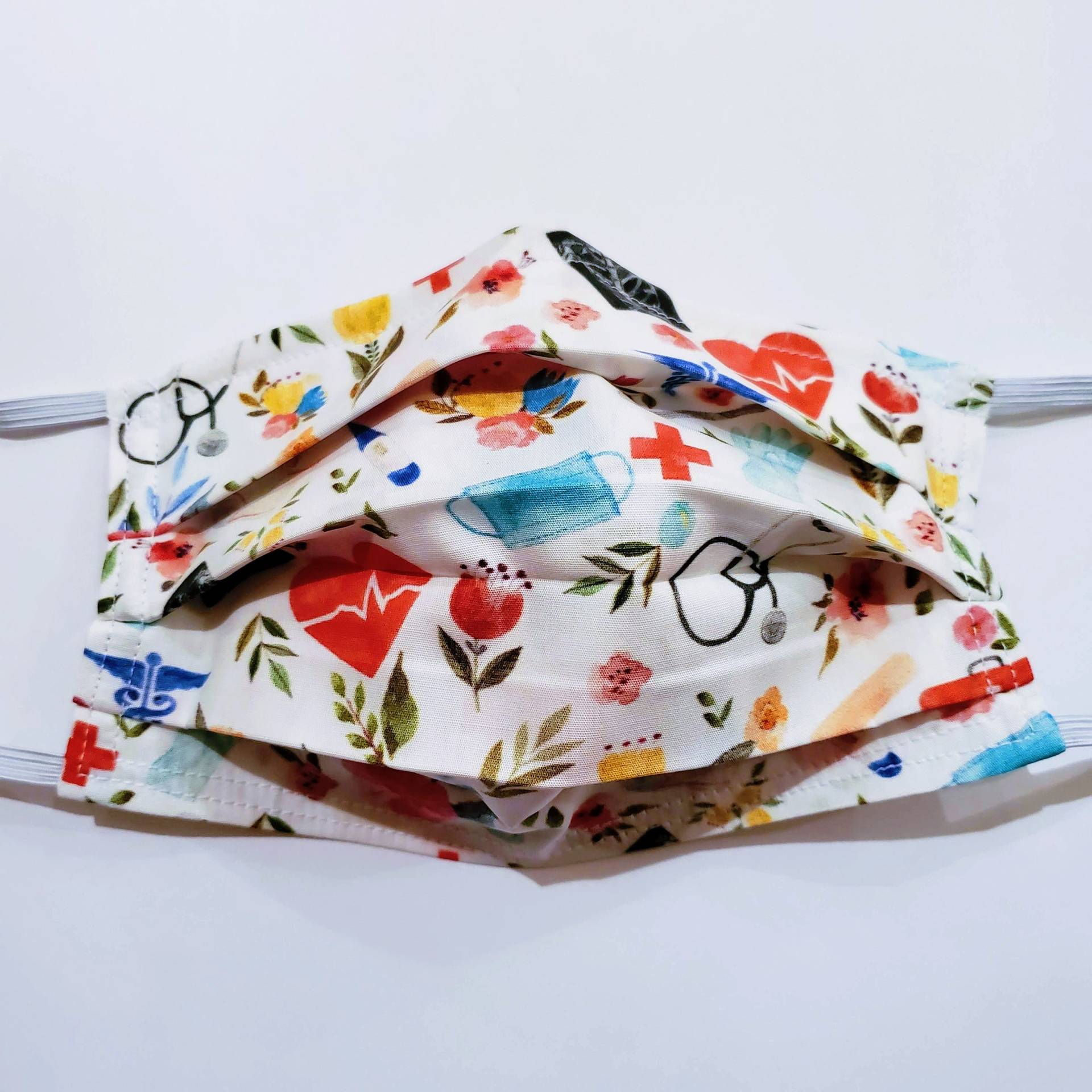 Wiederverwendbare Maske Von Gesundheit Helden Wiederverwendbare Maske Von Gesundheit Helden von LochNessLocker