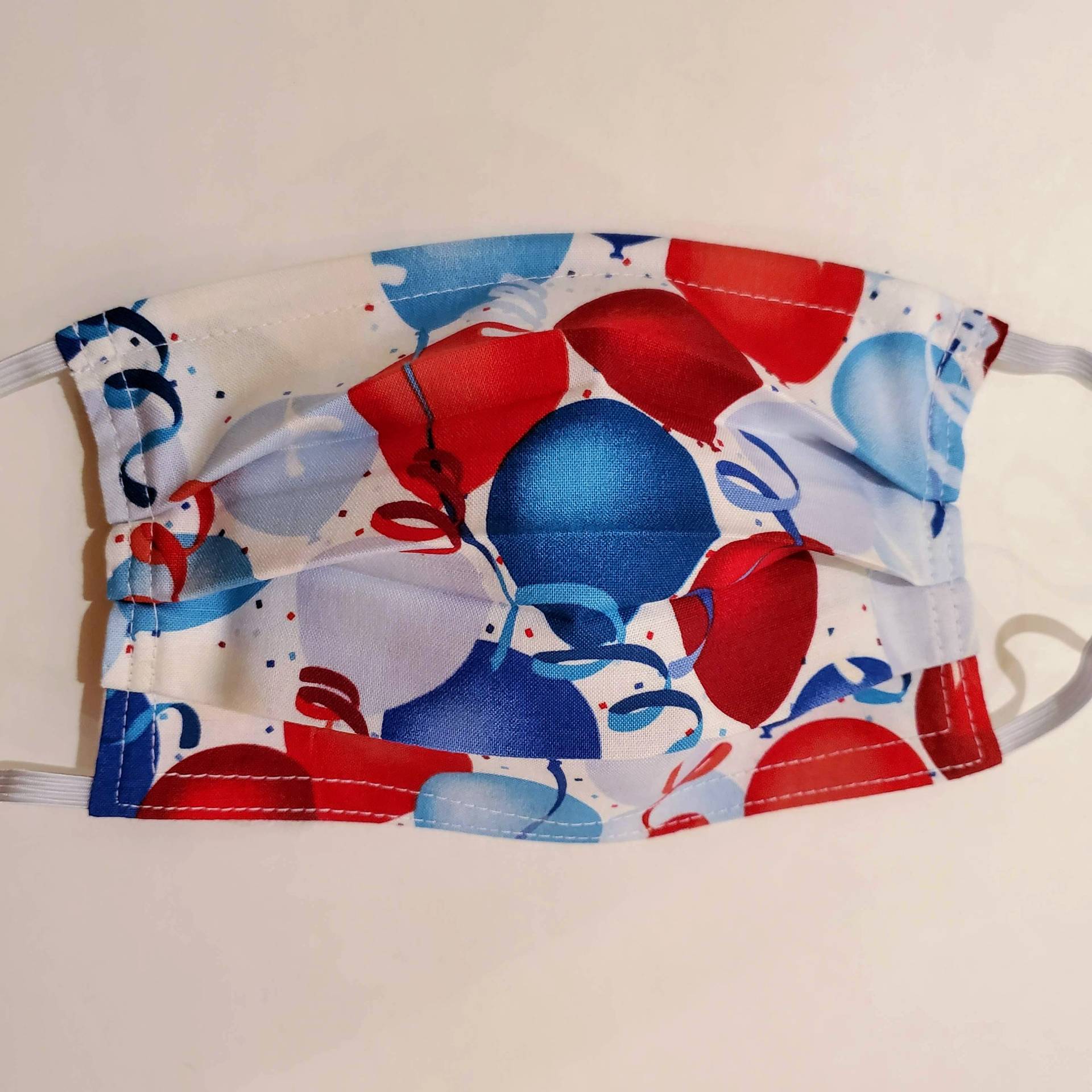 Wiederverwendbare Verstellbare Gesichtsmaske in Rot, Weiß Und Ballon Mit Filterfach Nasenklemmendraht Wiederverwendbare Verstellbare Gesichtsmaske in Rot, Weiß Und Ballon Mit Filterfach Nasenklemmendraht von LochNessLocker