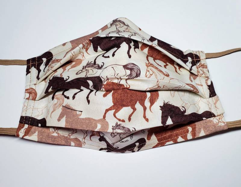 Wilde Pferde Wiederverwendbare Verstellbare Gesichtsmaske Mit Filterfach Und Draht Für Die Nasenklemme Wilde Pferde Wiederverwendbare Verstellbare Gesichtsmaske Mit Filterfach Und Draht Für Die Nasenklemme von LochNessLocker
