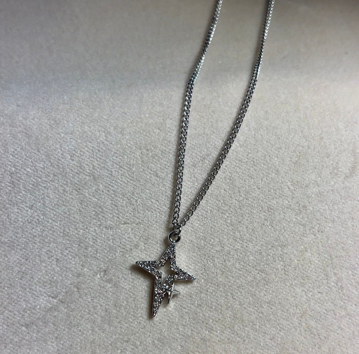 Silber Stern Halskette// Kette Mit Anhänger// Süße Strasssteinen // Streetstyle Statement von LockchainJewelry