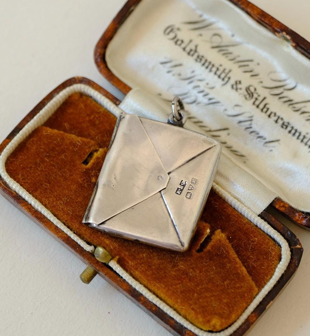 Edwardian Sterling Silber Stempel Etui - Chester 1913 Miniatur Umschlag Anhänger Mit Neuer Silberkette Edwardian Sterling Silber Stempel Etui - Chester 1913 Miniatur Umschlag Anhänger Mit Neuer Silberkette von LocketAndLore