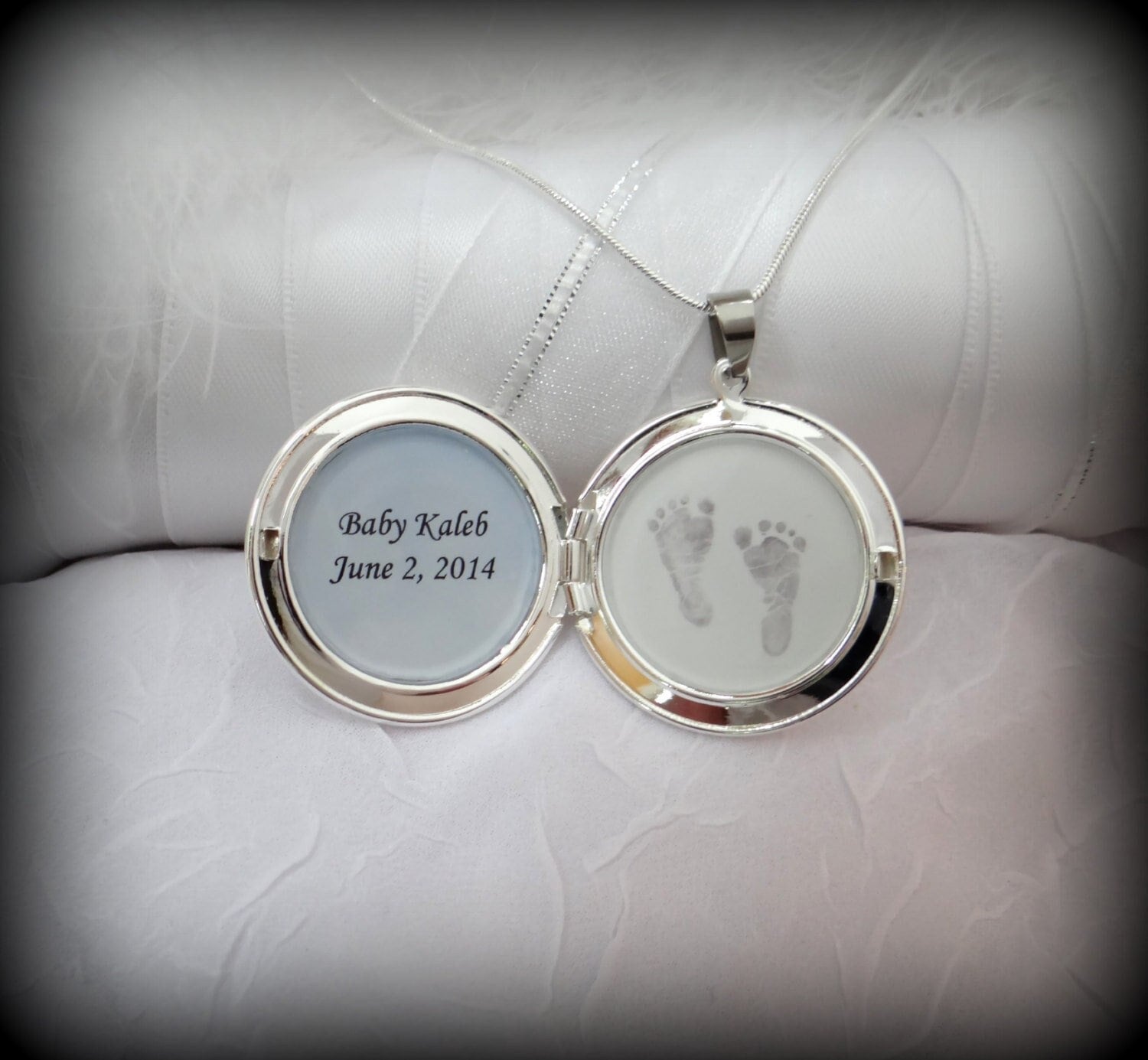 Bilder Medaillon Mit Baby Fußabdrücken Bilder Medaillon Mit Baby Fußabdrücken von LocketInYourHeart