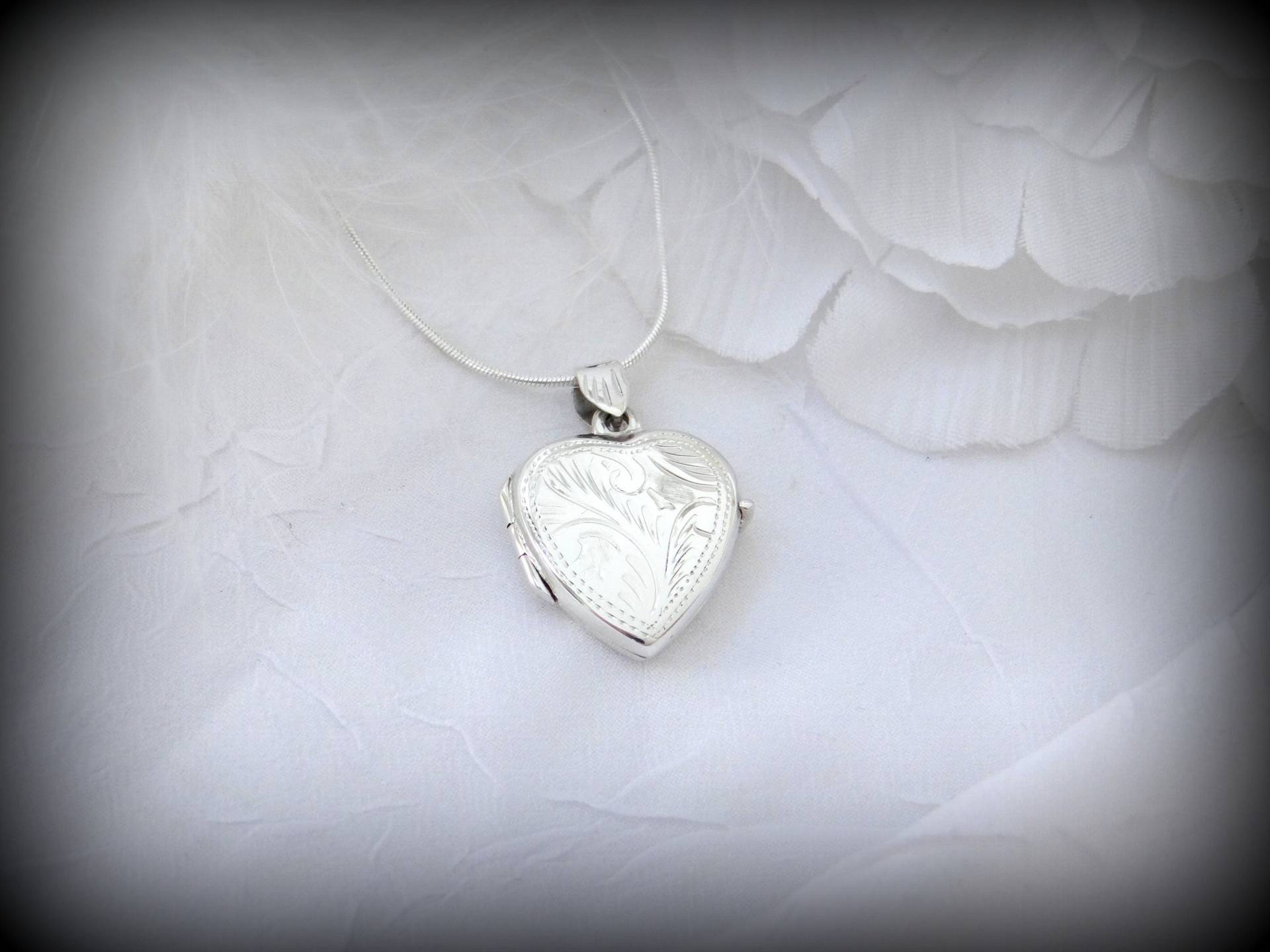 Kleine Herz Medaillon in Sterling Silber - Tiny Mini Für Kind Mädchen Kleine Herz Medaillon in Sterling Silber - Tiny Mini Für Kind Mädchen von LocketInYourHeart