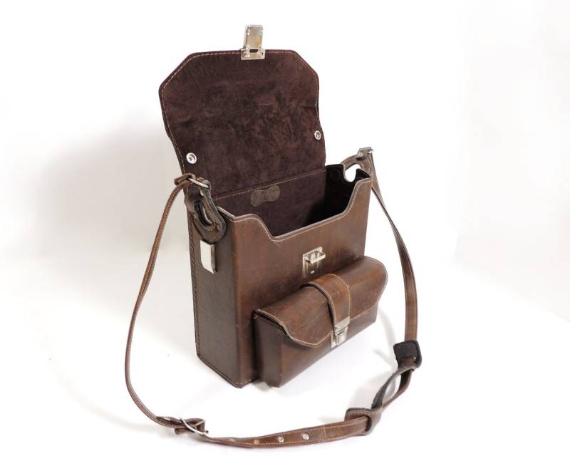 Vintage Smc-8 Genähtes Braunes Kunstleder Kamera Objektiv Accessoire Messenger Bag von Lockhead