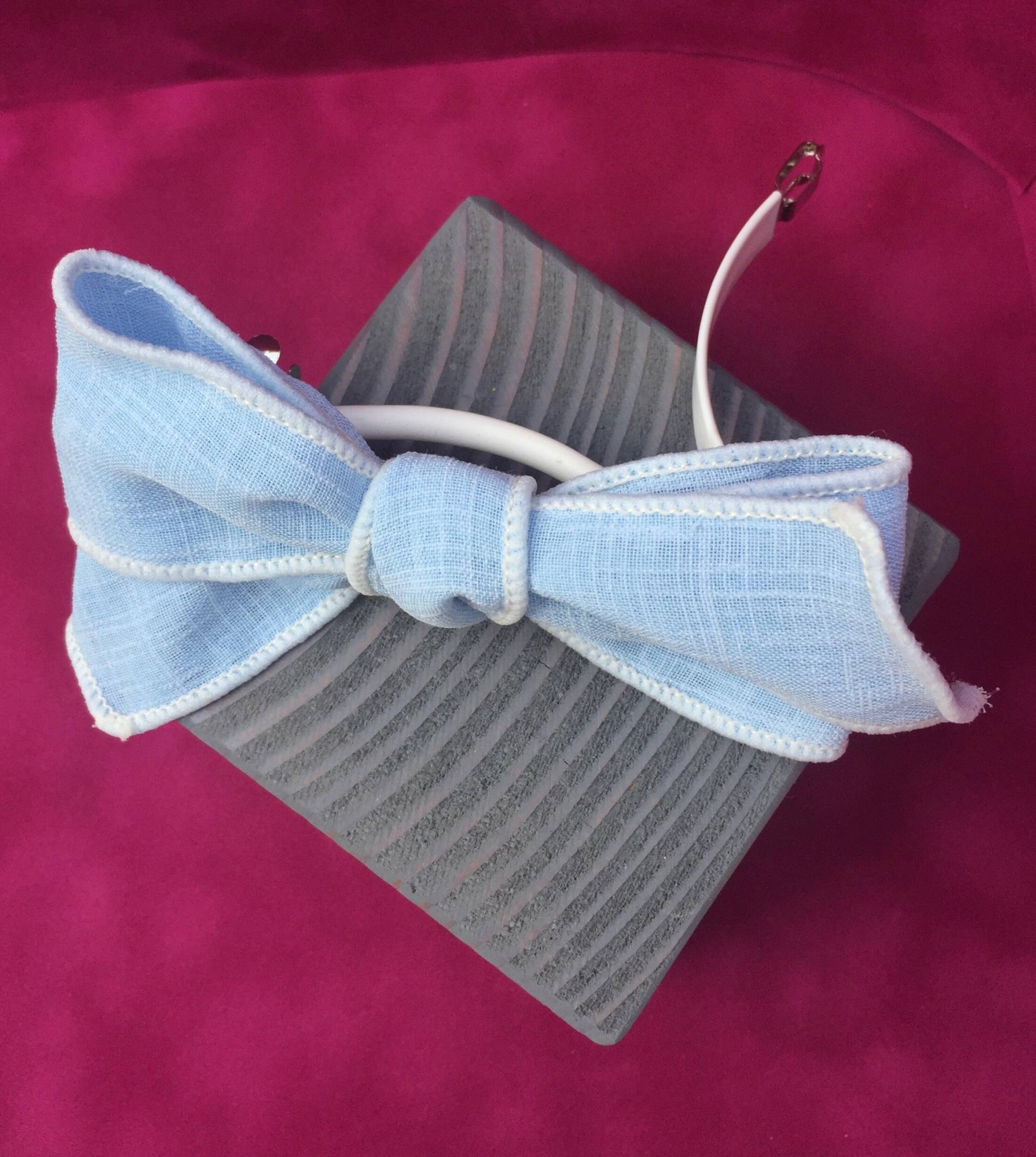 Die Blaue Haarspange Von Loctia, Die Keine Slip-Haare Trägt, Beschädigt Das Haar Nicht Und Bleibt An Ort Stelle Die Blaue Haarspange Von Loctia, Die Keine Slip-Haare Trägt, Beschädigt Das Haar Nicht Und Bleibt An Ort Stelle von LoctiaHairClips