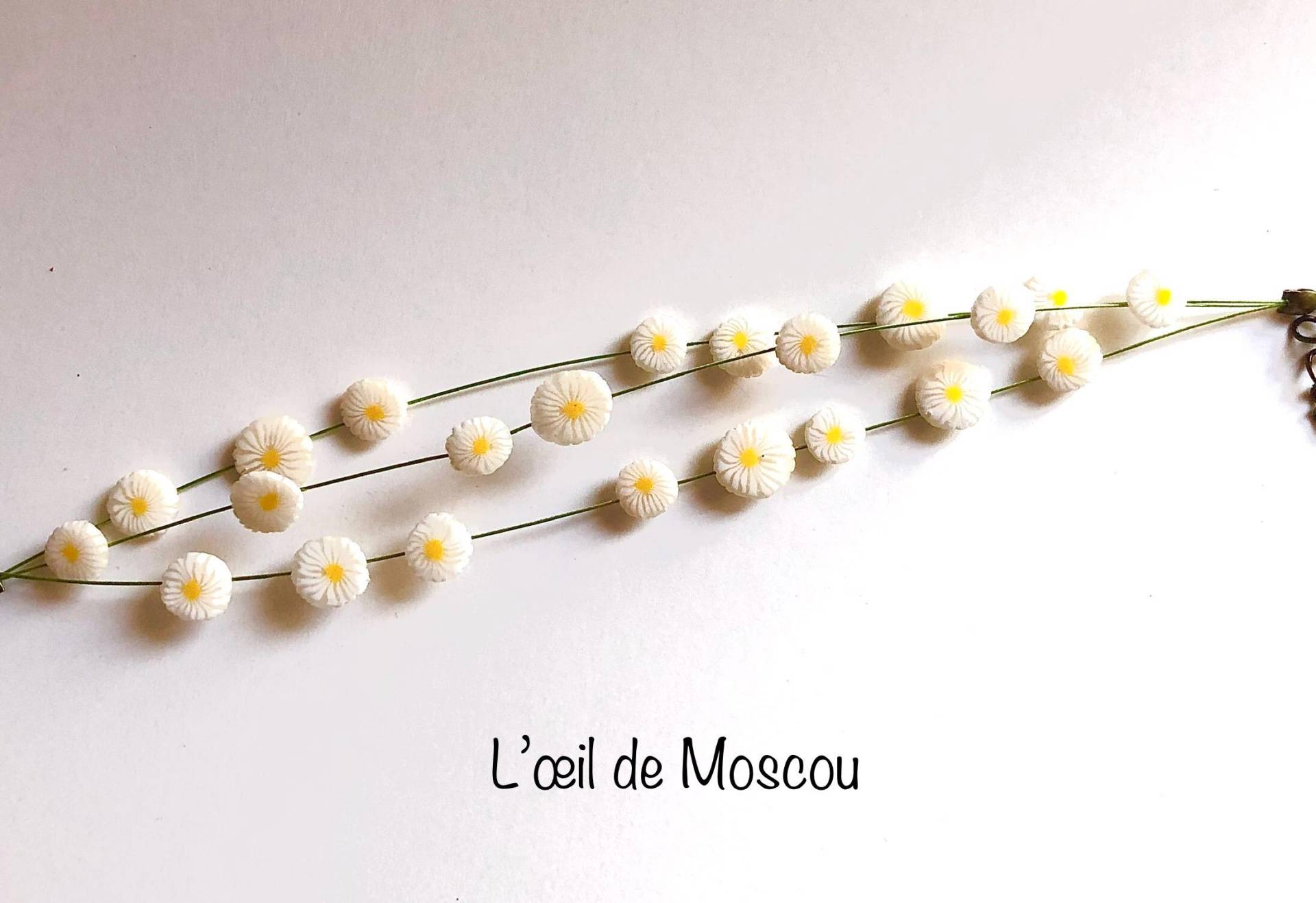 Gänseblümchen-Blumenarmband Auf Grünem Faden Gänseblümchen-Blumenarmband Auf Grünem Faden von LoeildeMoscou