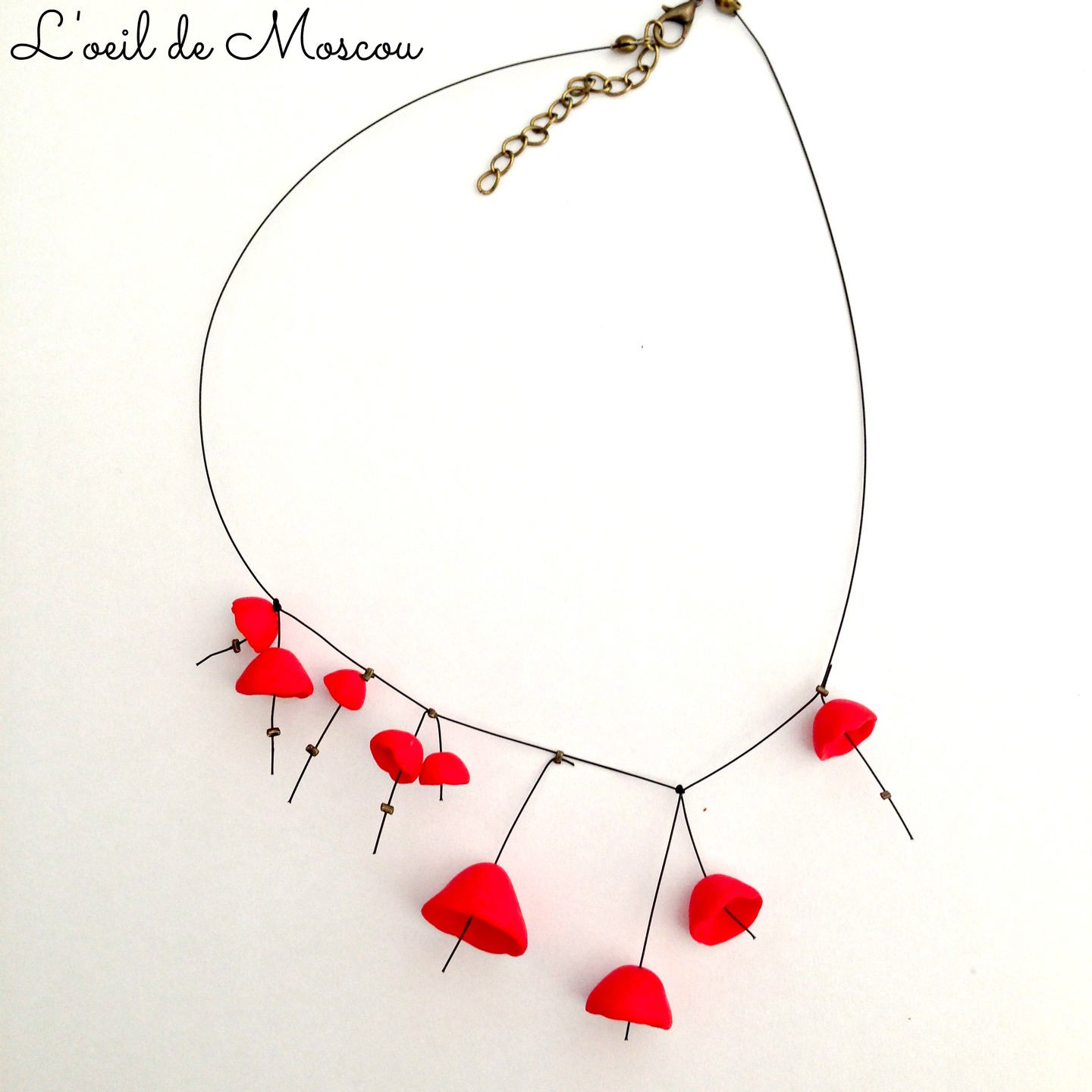 Originelle Halskette Mit Roten Mohnblumen Und Glöckchen Auf Schwarzem Faden Originelle Halskette Mit Roten Mohnblumen Und Glöckchen Auf Schwarzem Faden von LoeildeMoscou