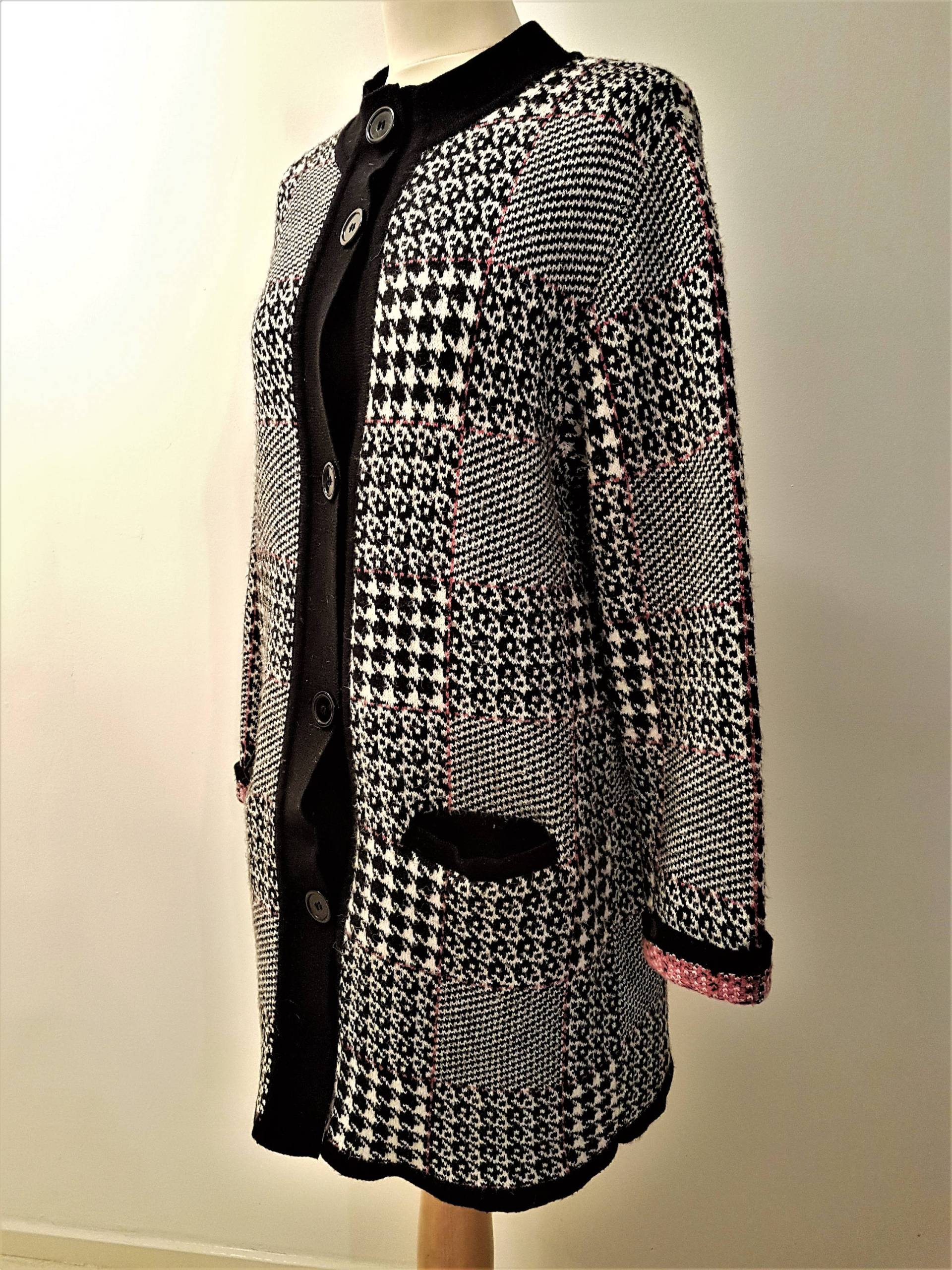 Gestrickter Schwarz/Weiß/Rosa Cardigan Mit Gemusterten Karos von LoekiesLemons