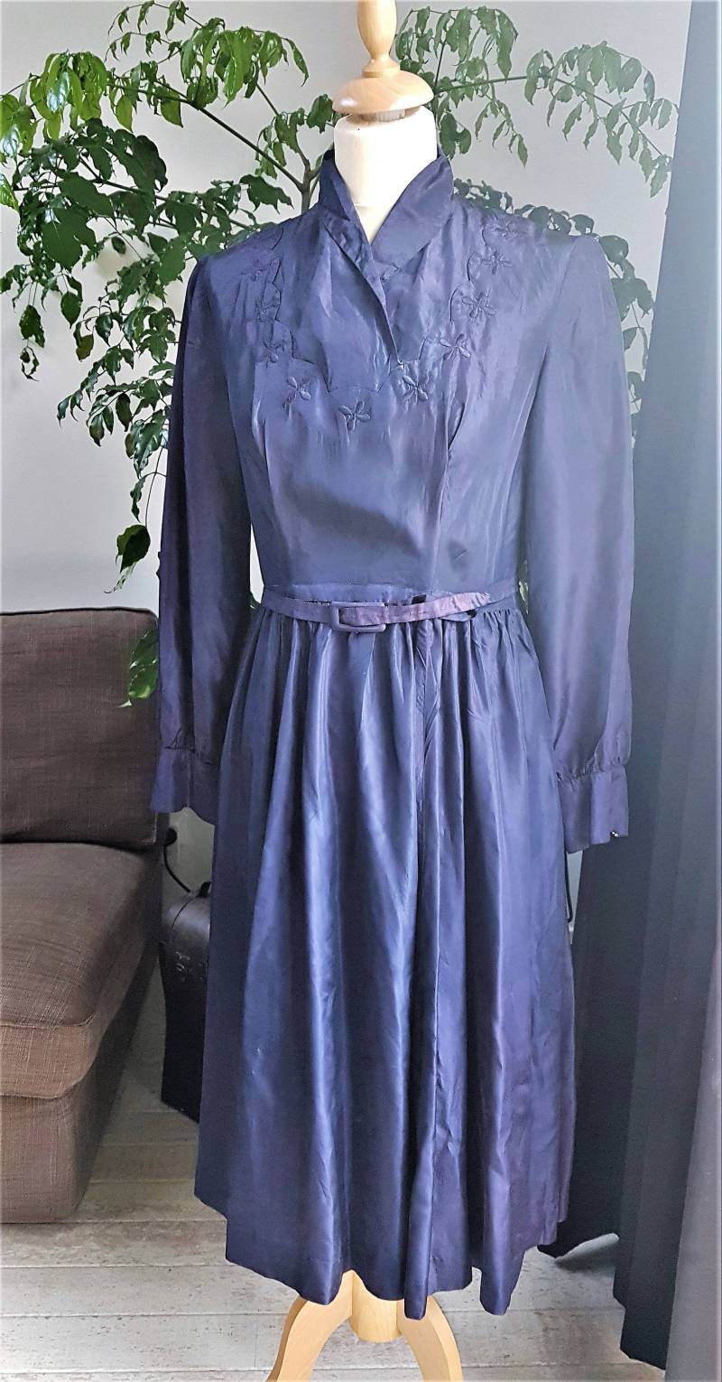 Vintage Kobalt Blau 30Er/40Er Taffeta Kleid Vintage Kobalt Blau 30Er/40Er Taffeta Kleid von LoekiesLemons