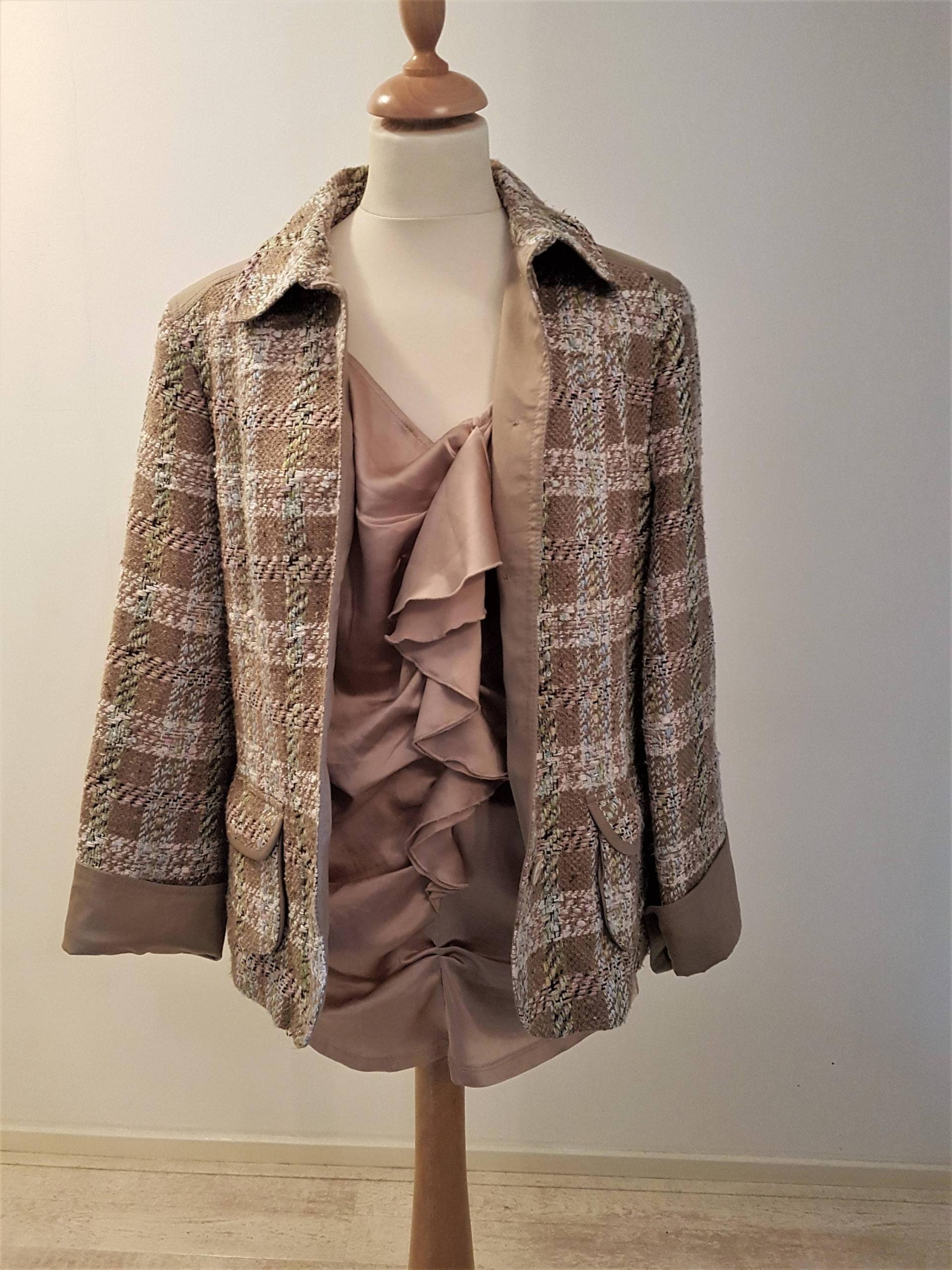 Vintage Taupe Tweed Jacke Mit Passendem Satinshirt von LoekiesLemons
