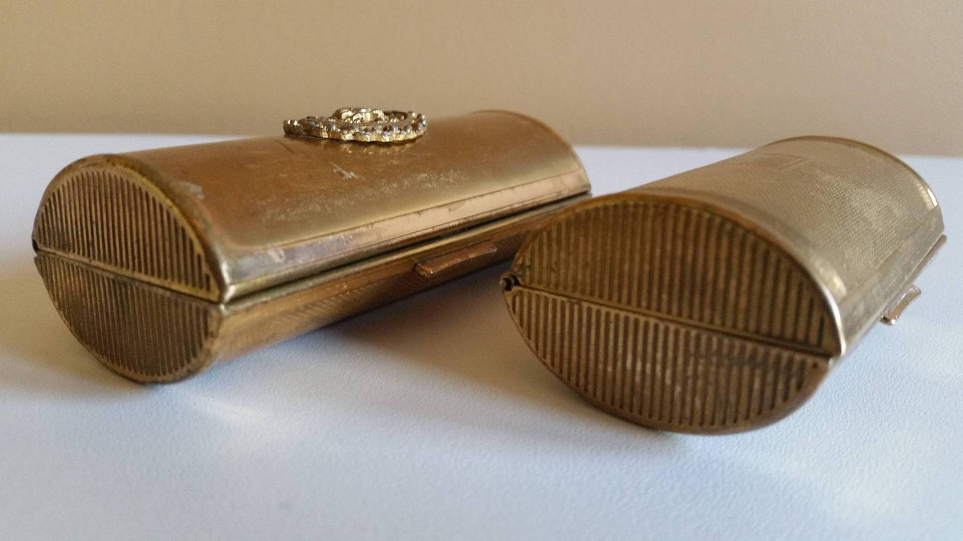 Zwei Vintage Lippenstifthalter, Frühes Jahrhundert Kigu England, Fass Geschenkset Schmuckbox, Trinket Box, Lippenstift Aufbewahrung Kapsel Behälter von LoekiesLemons