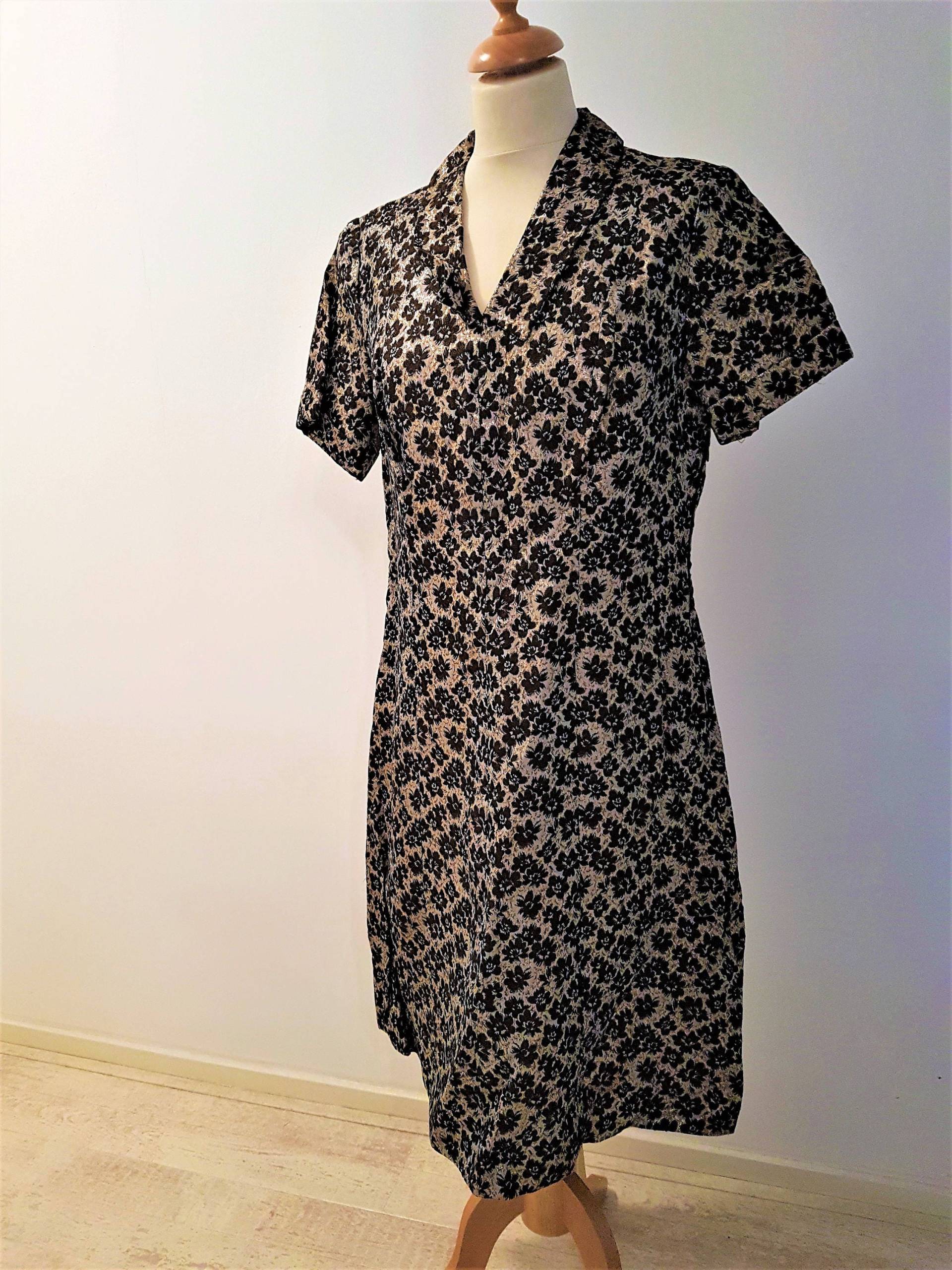 Zweiteiliges Schwarz Und Gold Eingelegtes Kragenkleid Mit Passendem Oberteil von LoekiesLemons