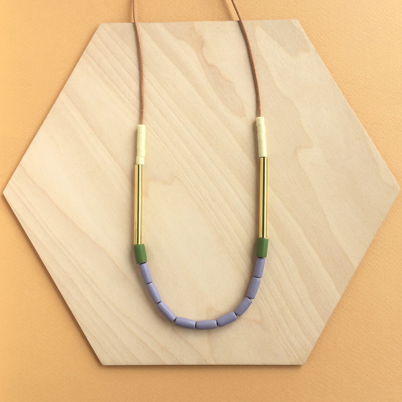 Dini Halskette - Purple & Olive, Bunte Statement-Perlenkette Dini Halskette - Purple & Olive, Bunte Statement-Perlenkette von LoelaLoela