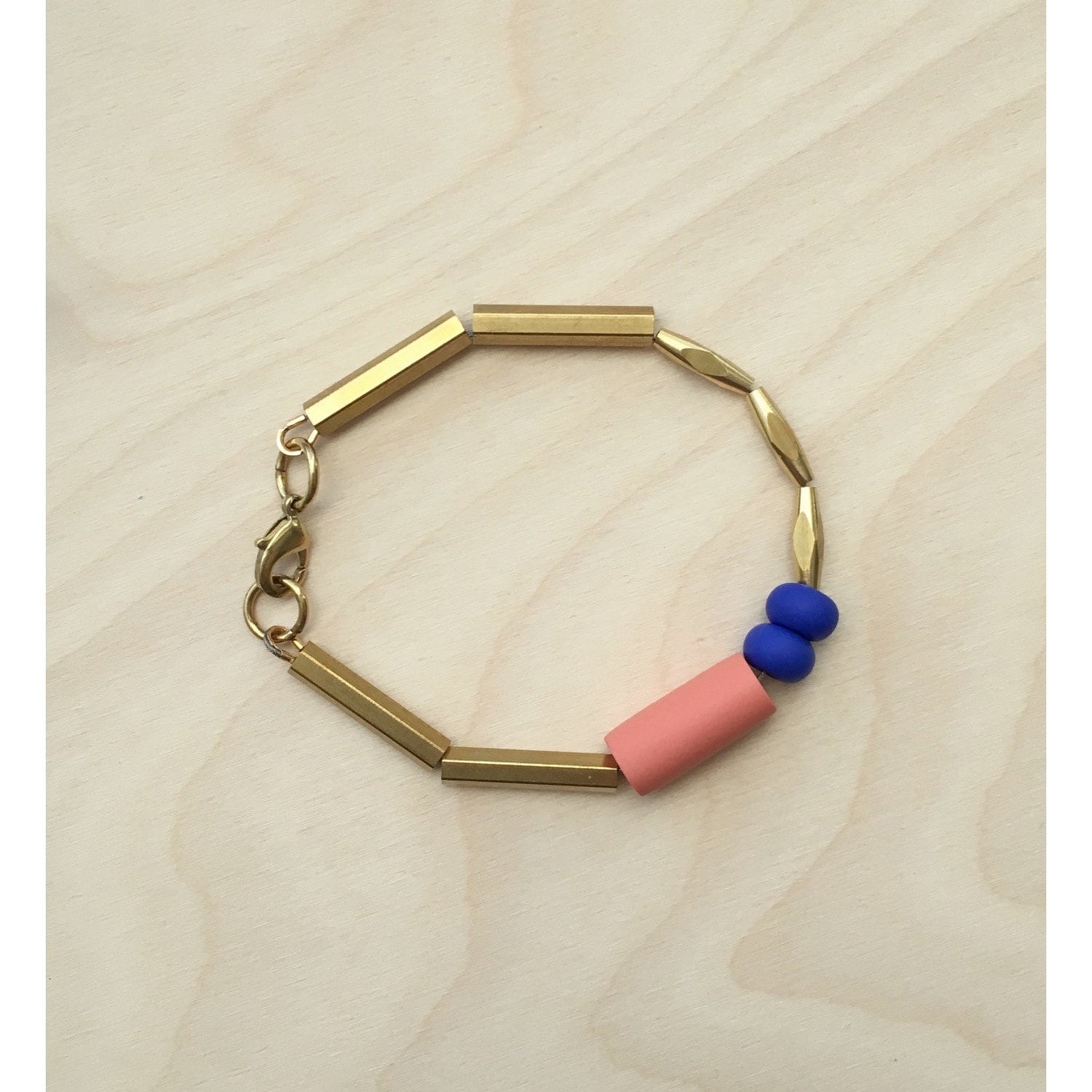 Handgemachte Messing Armband Kobalt & Lachs Polymer Clay Perlen Handgemachte Messing Armband Kobalt & Lachs Polymer Clay Perlen von LoelaLoela