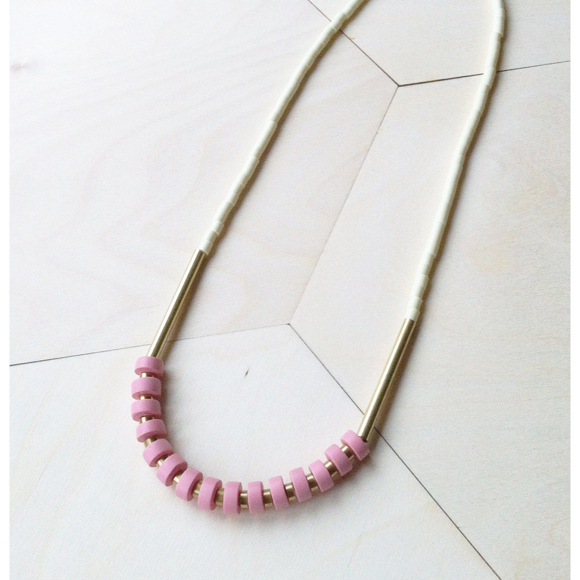 Handgemachte Heishi-Halskette Mit Akzentperlen Aus Messing Handgemachte Heishi-Halskette Mit Akzentperlen Aus Messing von LoelaLoela